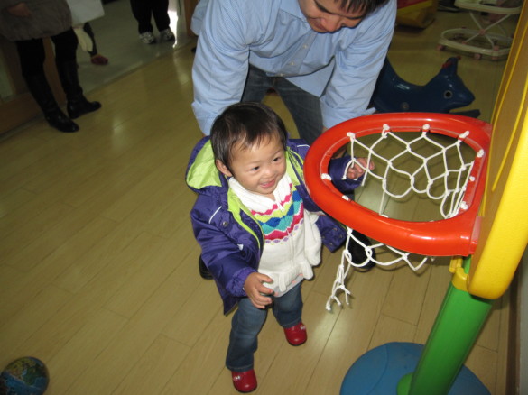 Baba teaching Roxy to dunk